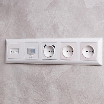 рамка 5-постовая IEK РУ-5-Бр Brite белый / белый - пример установки