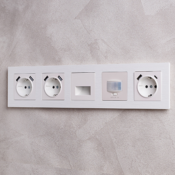 рамка 5-постовая IEK РУ-5-Бр Brite белый рифленый - пример установки