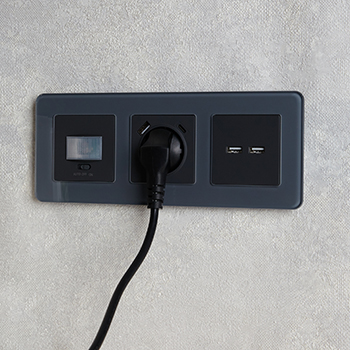 рамка 3-постовая IEK РУ-3-2-Бр стекло графит RE Brite - пример установки