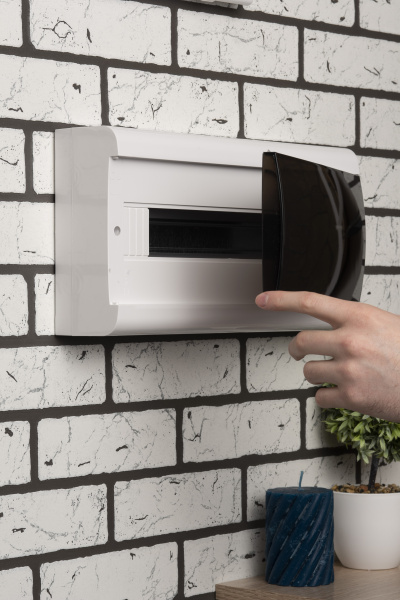 Бокс 18мод навесной белый черная прозрачная дверь IP41 SlimBox EKF 